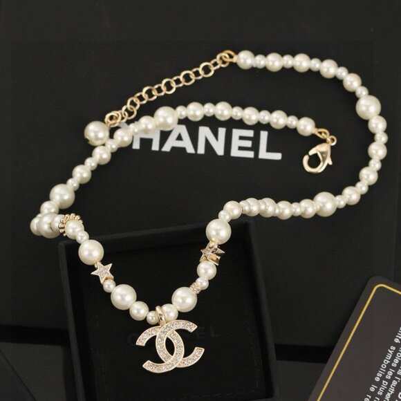 Charming Gold Tone Necklace with Pearl & Crystal Adornment - Picture 1 of 7